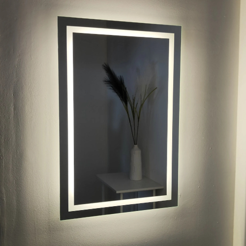 Espejo rectangular con marco iluminado sobre vanitory