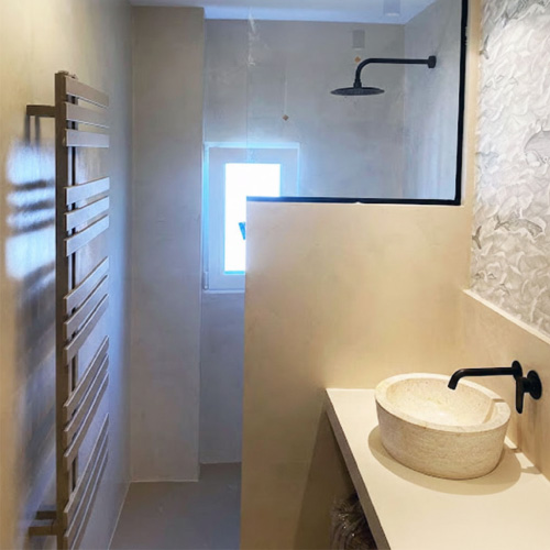 Mampara de baño con perfilería negra